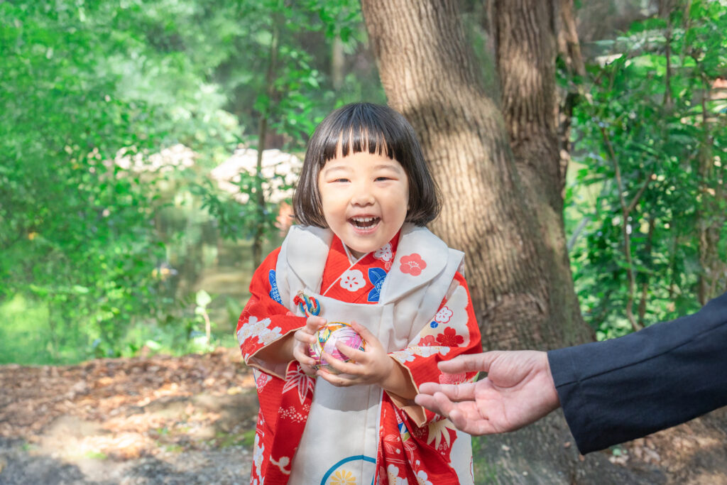 七五三の撮影で笑顔になる3歳の女の子