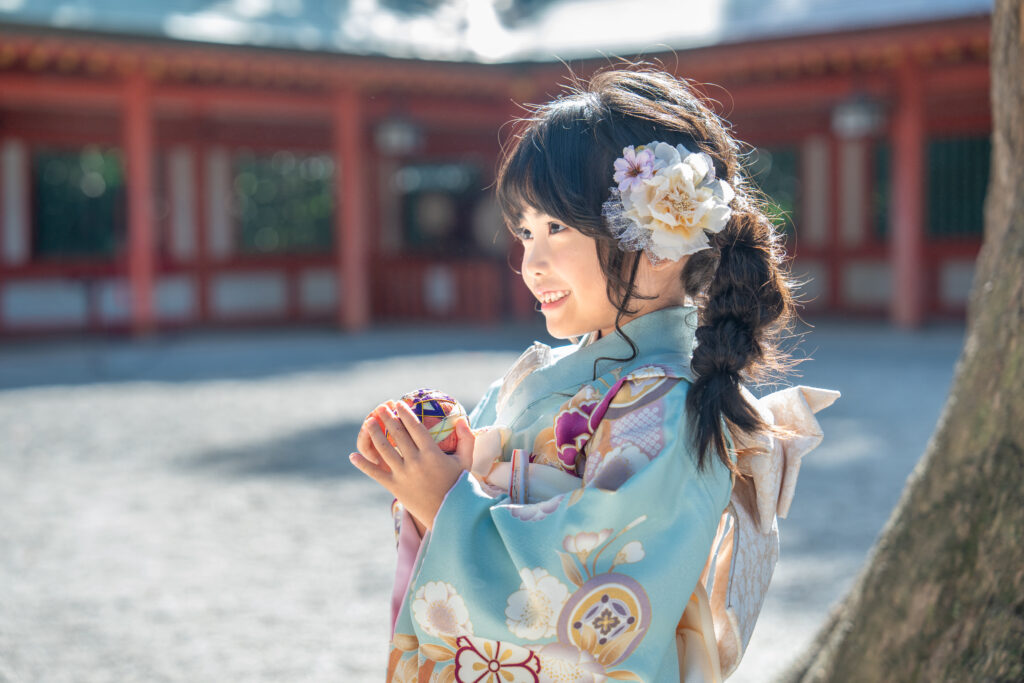 七五三で笑顔を見せる7歳の女の子